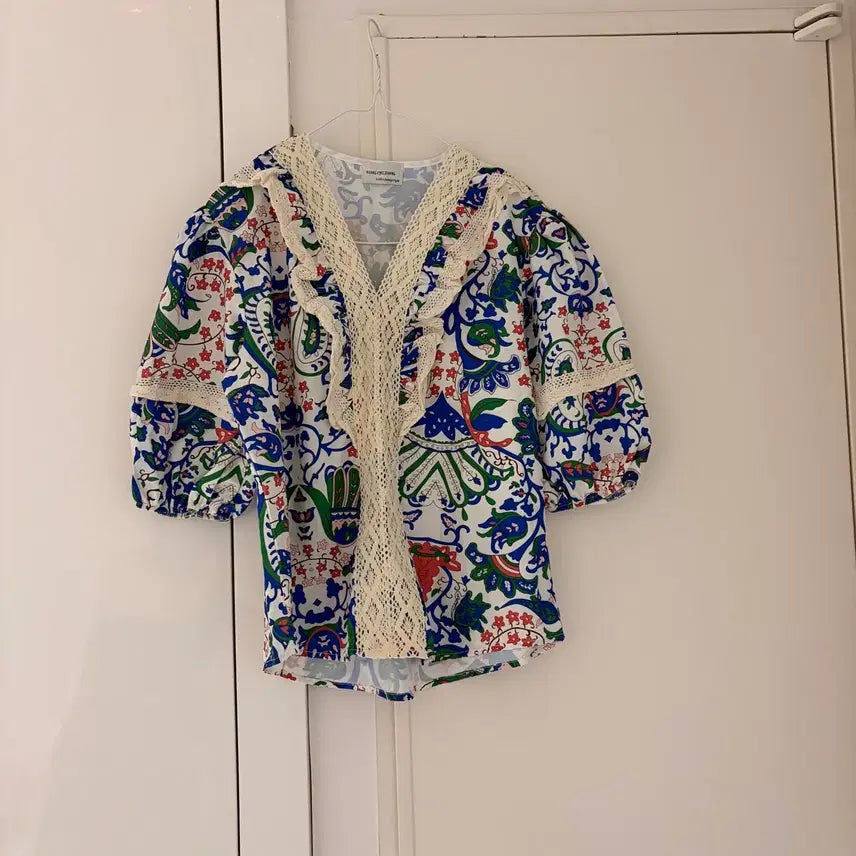 [SOLD OUT] 패턴 레이스 블라우스