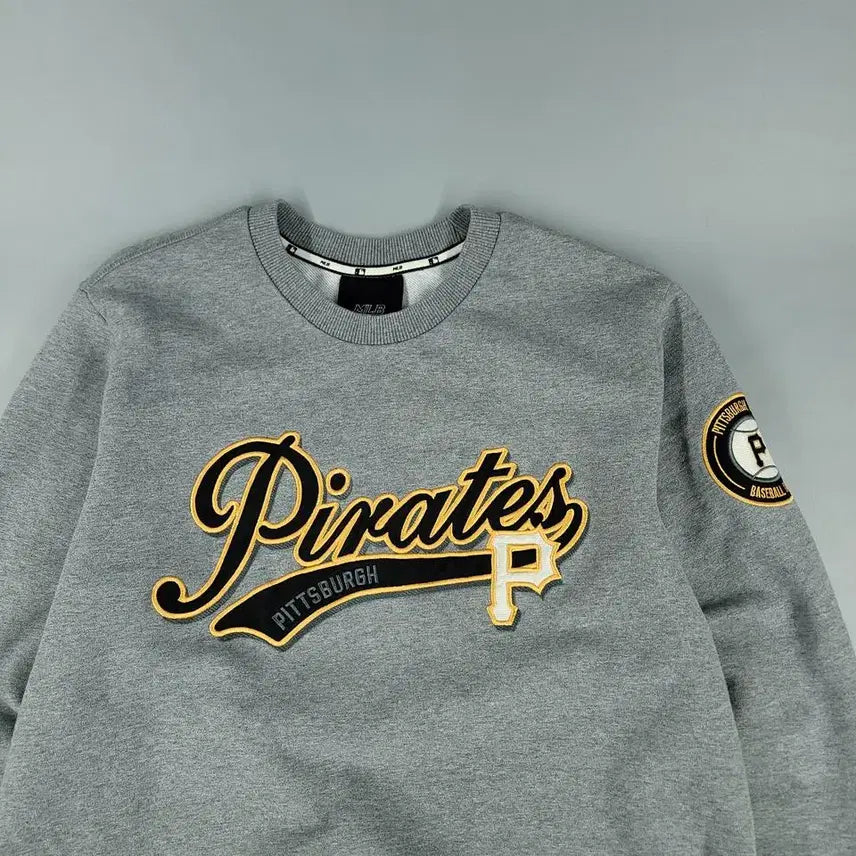 [BUNJANG] MLB Pittsburgh Pirates Big Logo Sweatshirt / MLB 엠엘비 그레이 블랙 골드 배색 피츠버그 파이리츠 빅로고 맨투맨 티