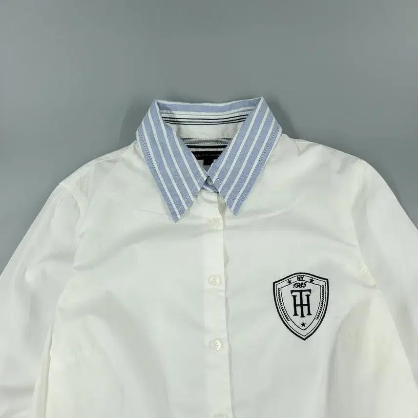 [SOLD OUT] 타미힐피거 화이트 라이트블루 블랙 배색 체스트로고 스트라이프패턴 코튼 남