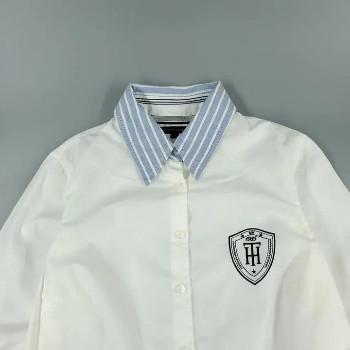 [SOLD OUT] 타미힐피거 화이트 라이트블루 블랙 배색 체스트로고 스트라이프패턴 코튼 남