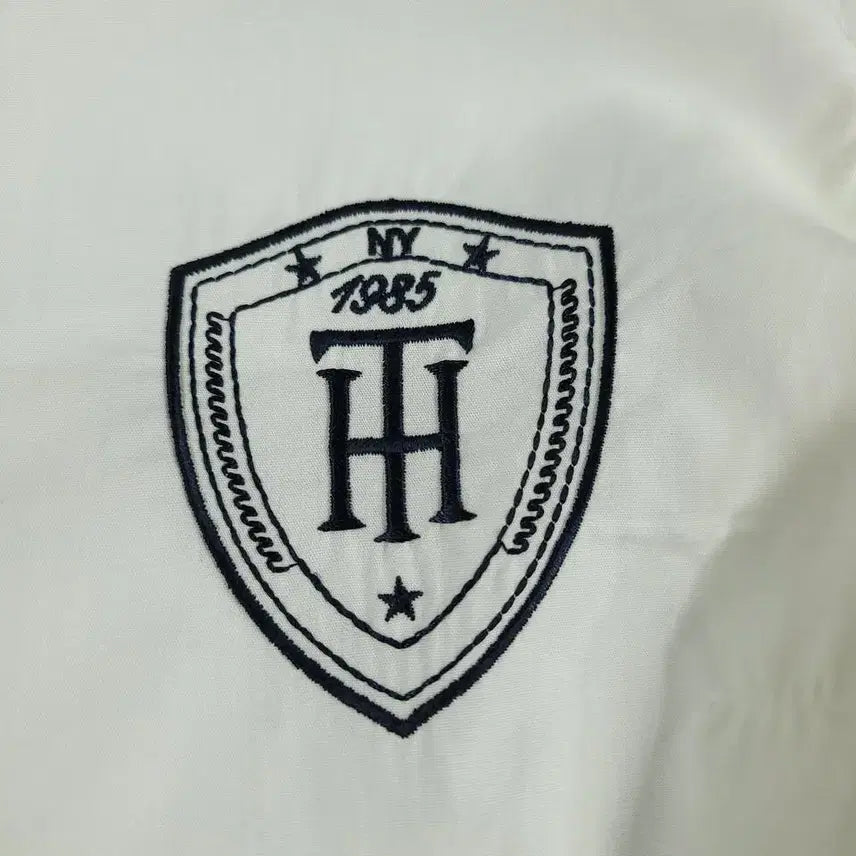 [SOLD OUT] 타미힐피거 화이트 라이트블루 블랙 배색 체스트로고 스트라이프패턴 코튼 남