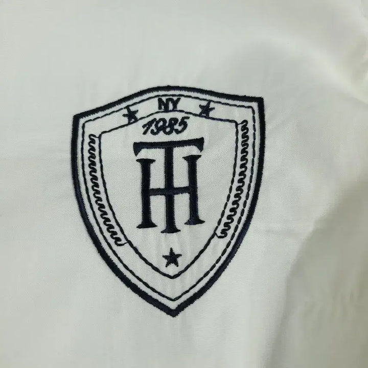 [SOLD OUT] 타미힐피거 화이트 라이트블루 블랙 배색 체스트로고 스트라이프패턴 코튼 남
