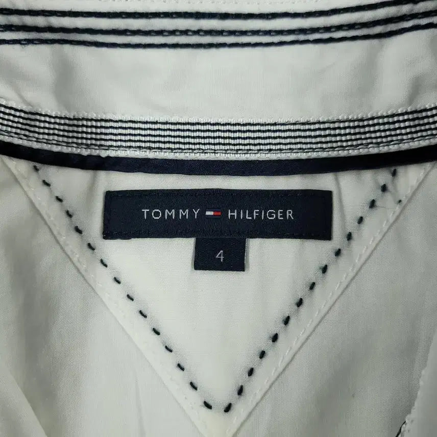 [SOLD OUT] 타미힐피거 화이트 라이트블루 블랙 배색 체스트로고 스트라이프패턴 코튼 남