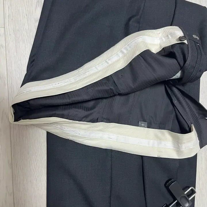[BUNJANG] Bally Belted Deep Pleated Slacks - Charcoal / [32] 25SS 벨리에 벨티드 딥 플리츠 슬랙스 - 차콜