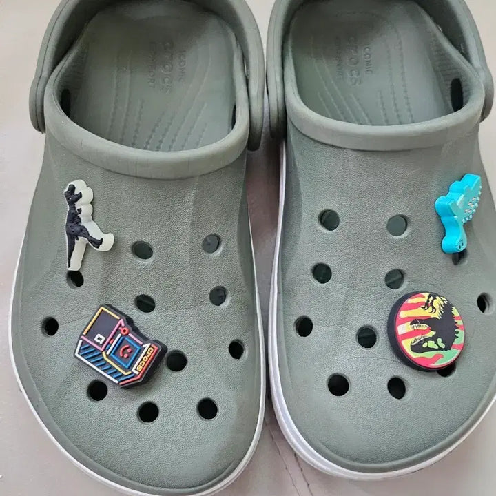 [SOLD OUT] 크록스 샌들 카키 + 지비츠 230