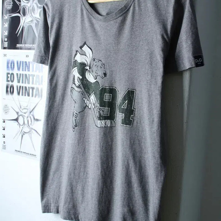 [BUNJANG] Dolce &amp; Gabbana Hockey Print T-shirt / W(L) 돌체앤가바나 반팔 티셔츠 하키 프린팅 그레이 한정판-1830D