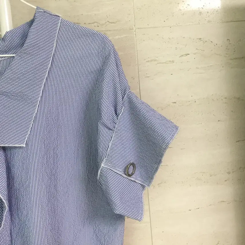 [BUNJANG] The Izzat Frill Puff Blouse / 더아아잗 프릴 퍼프 블라우스 85