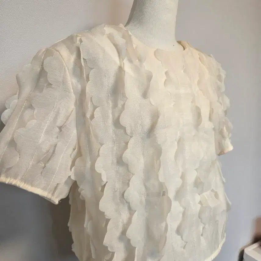 [SOLD OUT] (M)아이보리 플라워 장식 반팔 블라우스