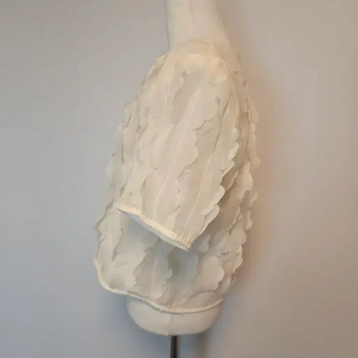 [SOLD OUT] (M)아이보리 플라워 장식 반팔 블라우스