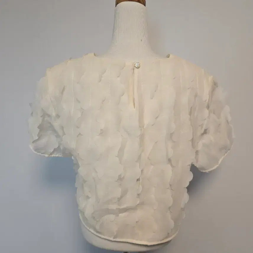 [SOLD OUT] (M)아이보리 플라워 장식 반팔 블라우스