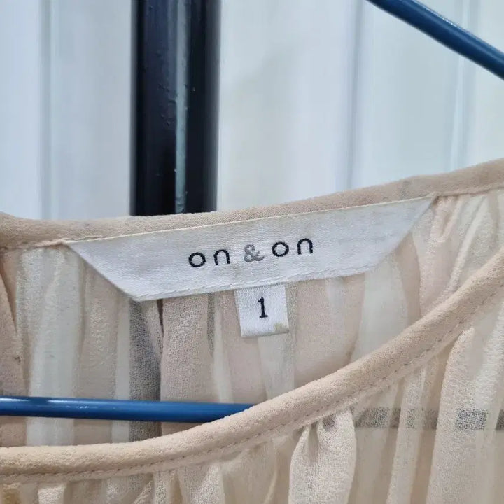 [BUNJANG] On&amp;On Shirred Blouse Beige / 온앤온 셔링 블라우스 베이지