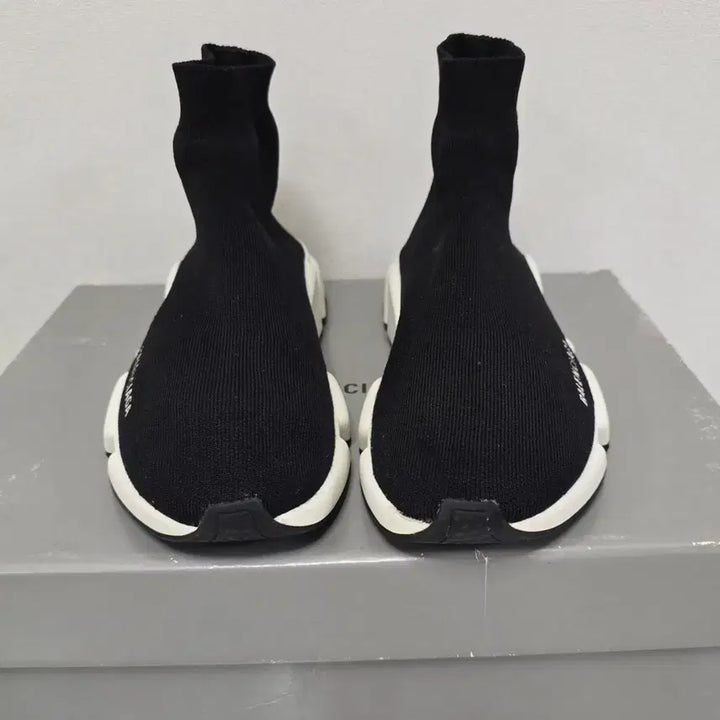 [SOLD OUT] 발렌시아가 스피드러너 스니커즈 신발 39사이즈 255 260 판매