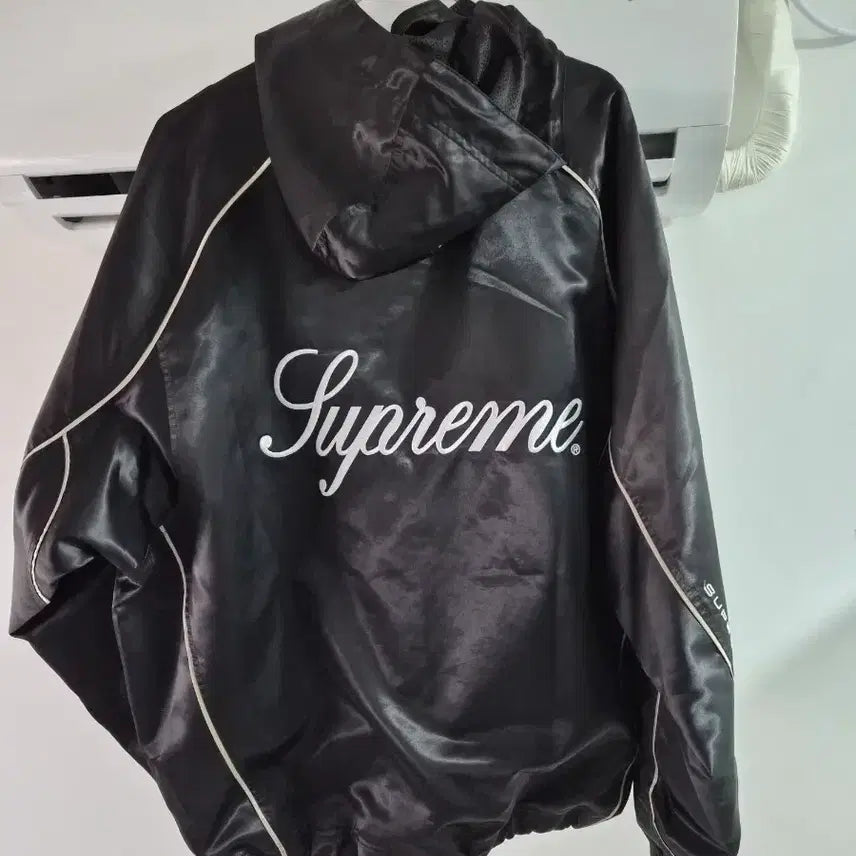 [SOLD OUT] 슈프림 사틴 자켓 24ss  사이즈 XL 후드 탈부착 가능