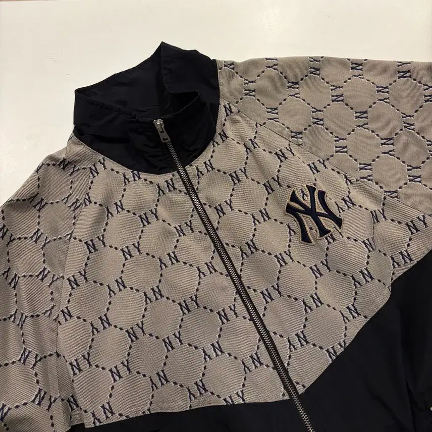 [SOLD OUT] [2XL] MLB 엠엘비 모노그램 뉴욕 양키스 NY 패턴 바람막이