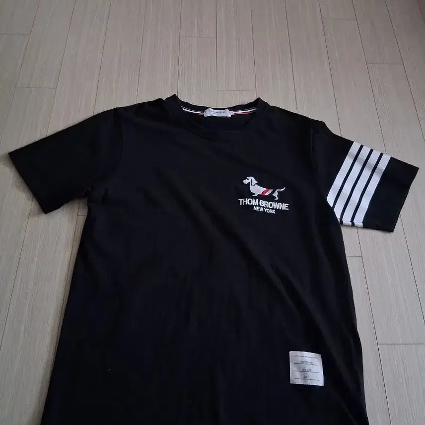 [BUNJANG] Black T-shirt with White Armband / 블랙 반팔 티셔츠 사선 완장