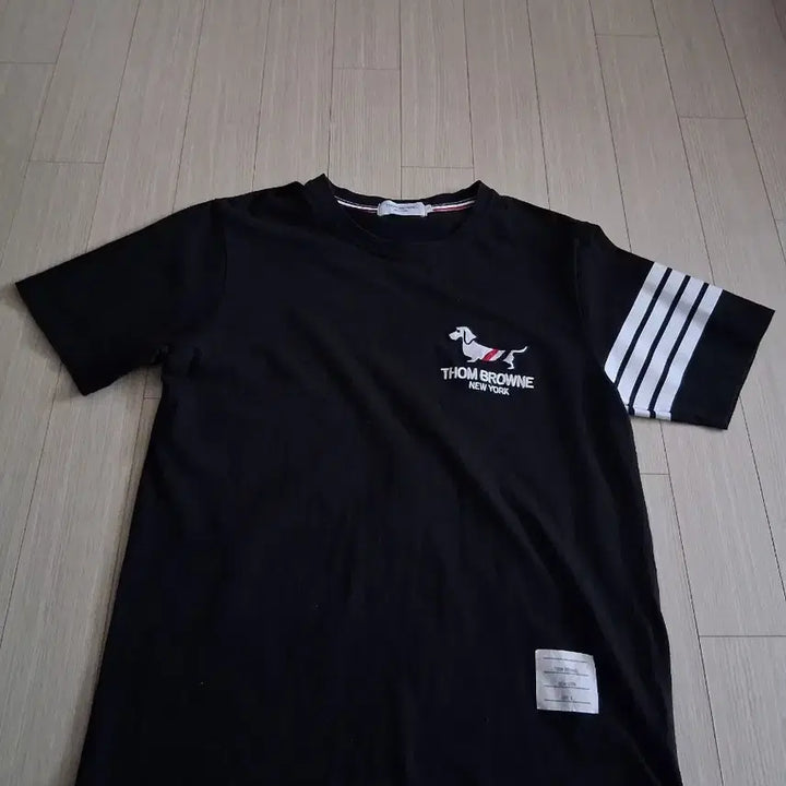 [BUNJANG] Black T-shirt with White Armband / 블랙 반팔 티셔츠 사선 완장