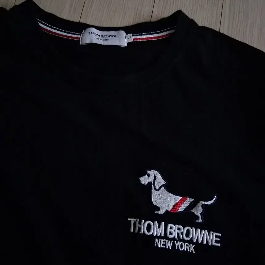[BUNJANG] Black T-shirt with White Armband / 블랙 반팔 티셔츠 사선 완장