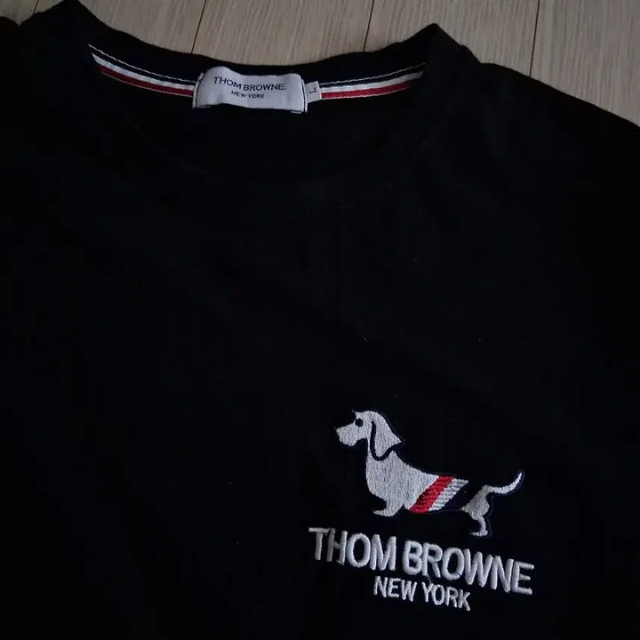 [BUNJANG] Black T-shirt with White Armband / 블랙 반팔 티셔츠 사선 완장