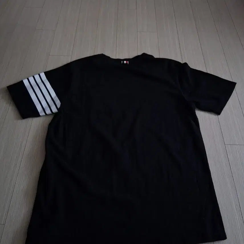 [BUNJANG] Black T-shirt with White Armband / 블랙 반팔 티셔츠 사선 완장