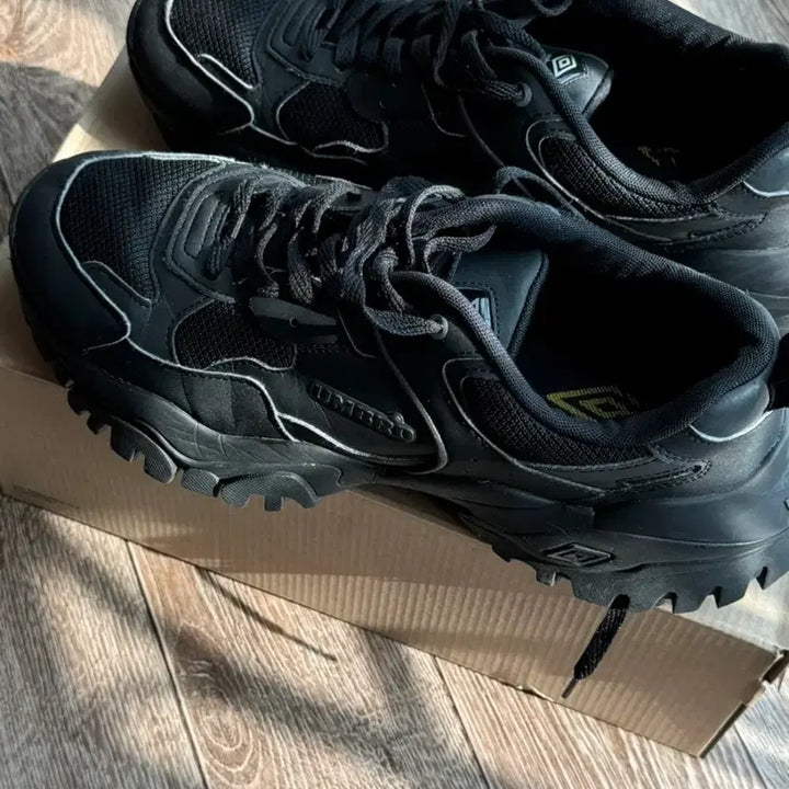 [BUNJANG] Umbro Black Sneakers 285 / 엄브로 블랙 스니커즈285