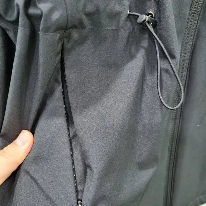 [BUNJANG] Skechers FLOWTech Hooded Windbreaker Jacket - Black / 스케쳐스 FLOWTech 후드 바람막이 블랙
