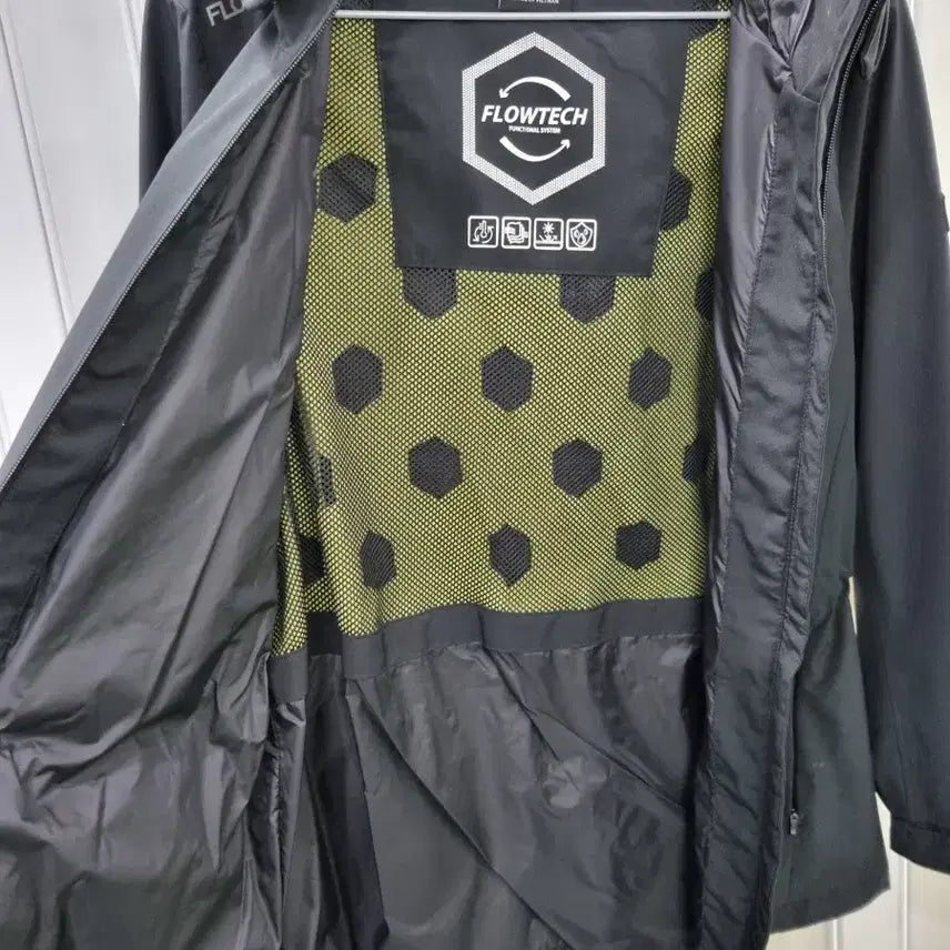 [BUNJANG] Skechers FLOWTech Hooded Windbreaker Jacket - Black / 스케쳐스 FLOWTech 후드 바람막이 블랙