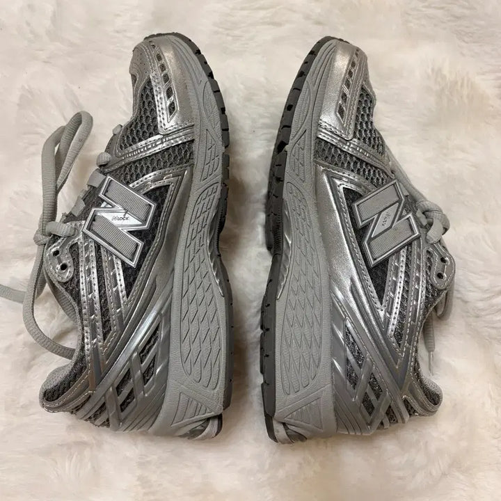 [SOLD OUT] 1회 착용 뉴발란스 1906R 하버그레이 실버메탈릭 230