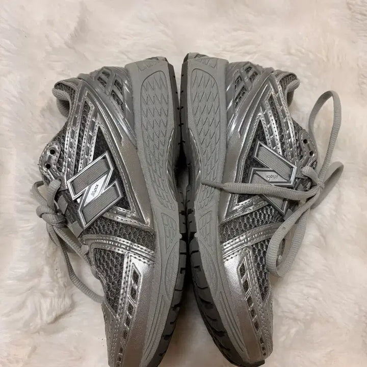 [SOLD OUT] 1회 착용 뉴발란스 1906R 하버그레이 실버메탈릭 230