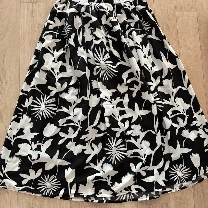 [BUNJANG] Papaya Flower Pattern Black Long Skirt / 파파야 플라워 패턴 블랙 롱 스커트