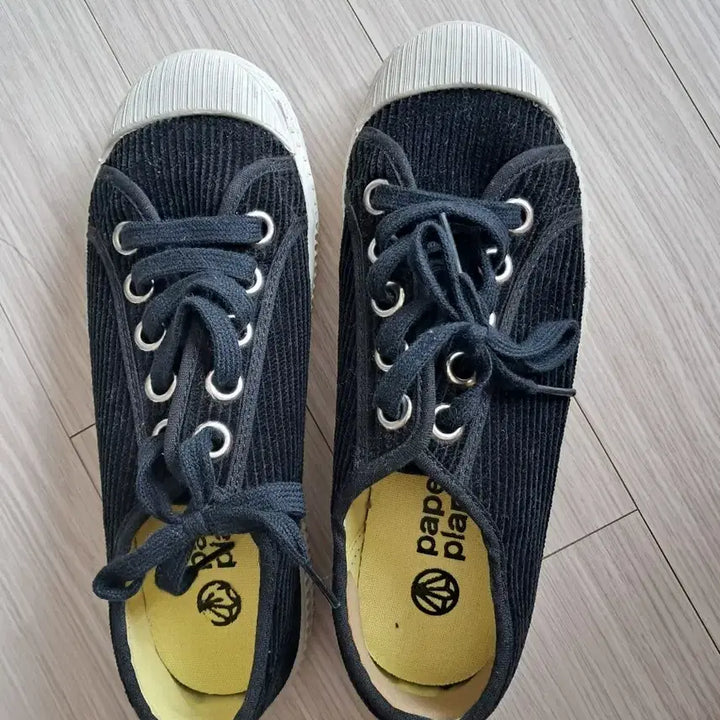 [SOLD OUT] (새상품)페이퍼플레인 검정 코듀로이 단화 240
