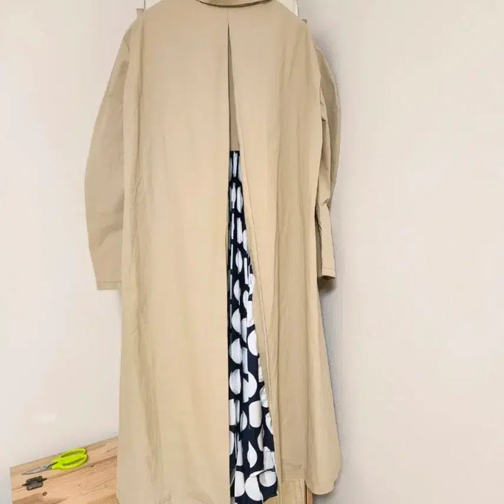 [BUNJANG] Trench Coat with Pleated Back Detail / 66에서 77사이즈 백 플리츠 트렌치코트 / 뒷면 도트 패턴 포인트