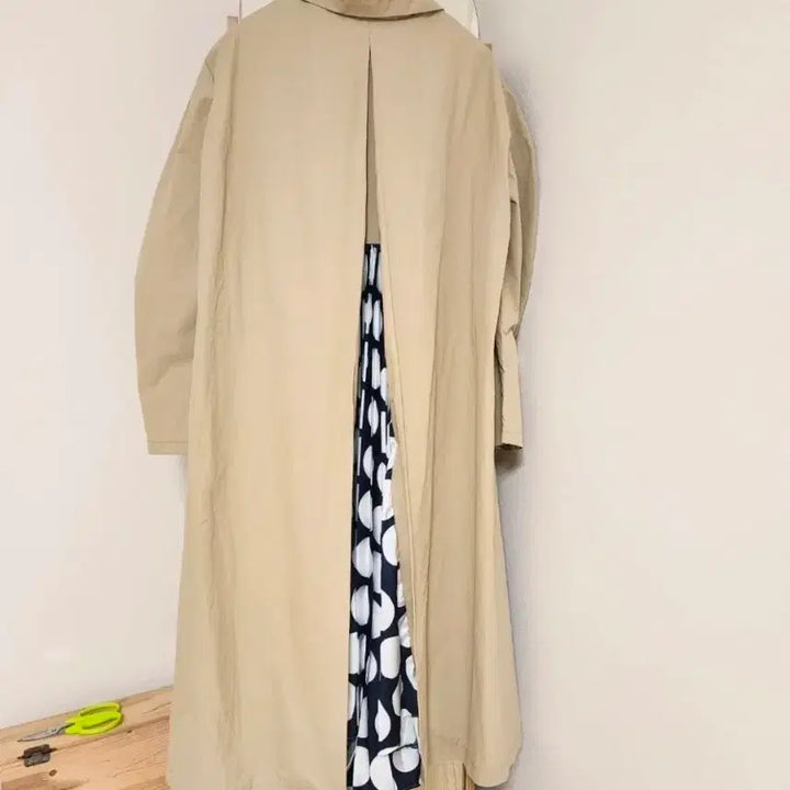 [BUNJANG] Trench Coat with Pleated Back Detail / 66에서 77사이즈 백 플리츠 트렌치코트 / 뒷면 도트 패턴 포인트