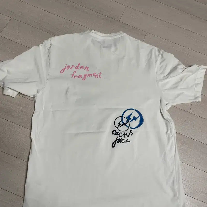 [SOLD OUT] 조던 x 트래비스 스캇 x 프라그먼트 티셔츠 팝니다(M)