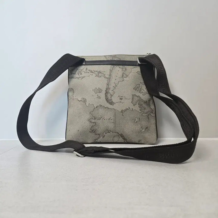 [BUNJANG] Martini Leather Multi-Color World Map Pattern Crossbody Bag / 마르티니  상태좋은  실용  크로스백입니다