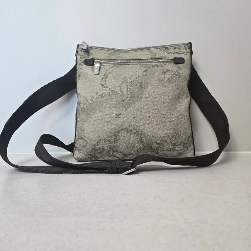 [BUNJANG] Martini Leather Multi-Color World Map Pattern Crossbody Bag / 마르티니  상태좋은  실용  크로스백입니다
