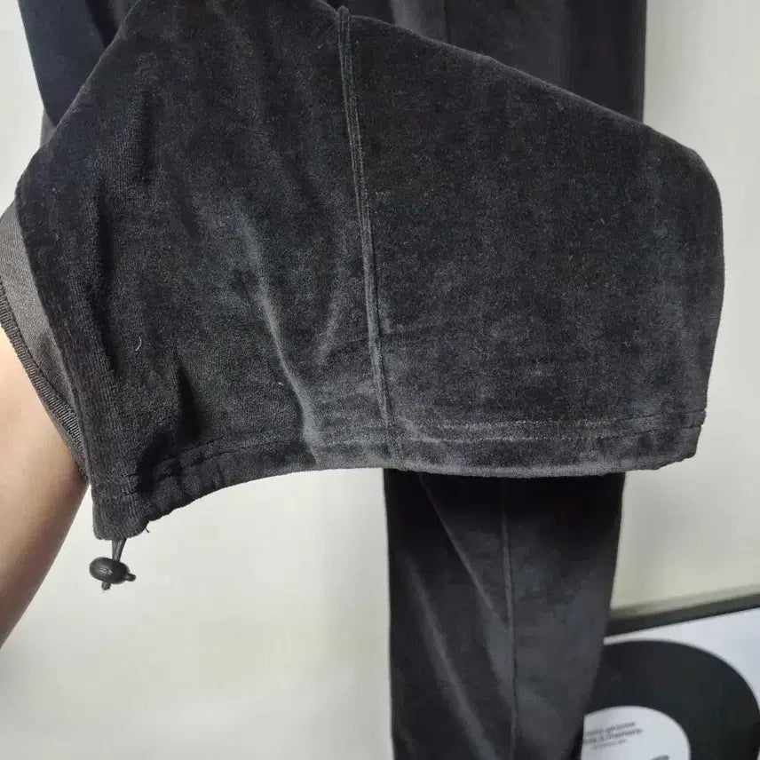 [BUNJANG] Pollytelur Velour Track Pants 4-Line Black + Brown / [2] 폴리테루 벨루어 트랙 4라인 블랙+브라운