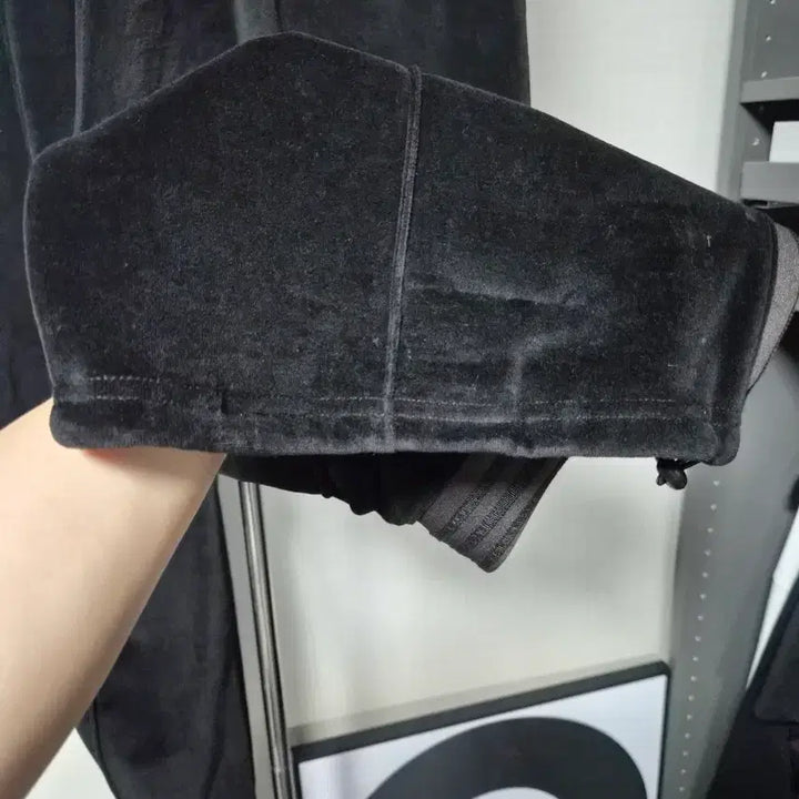 [BUNJANG] Pollytelur Velour Track Pants 4-Line Black + Brown / [2] 폴리테루 벨루어 트랙 4라인 블랙+브라운