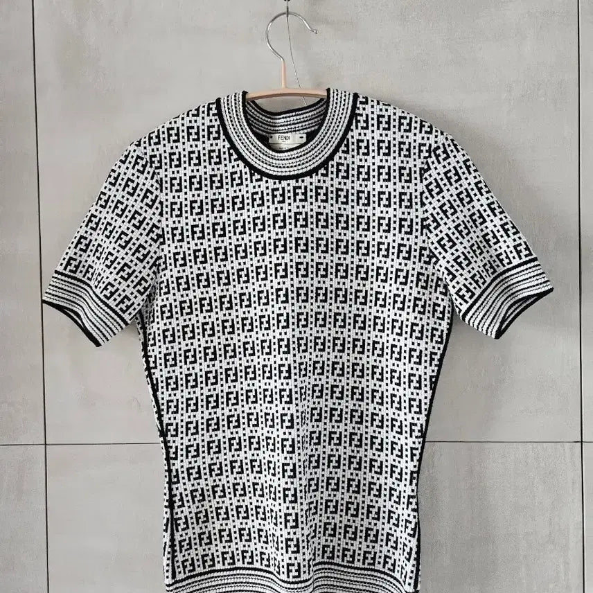 [BUNJANG] Fendi Genuine FF Logo Short Sleeve Knit Black/White / 펜디정품 로고 반팔 니트 블랙/화이트 정품