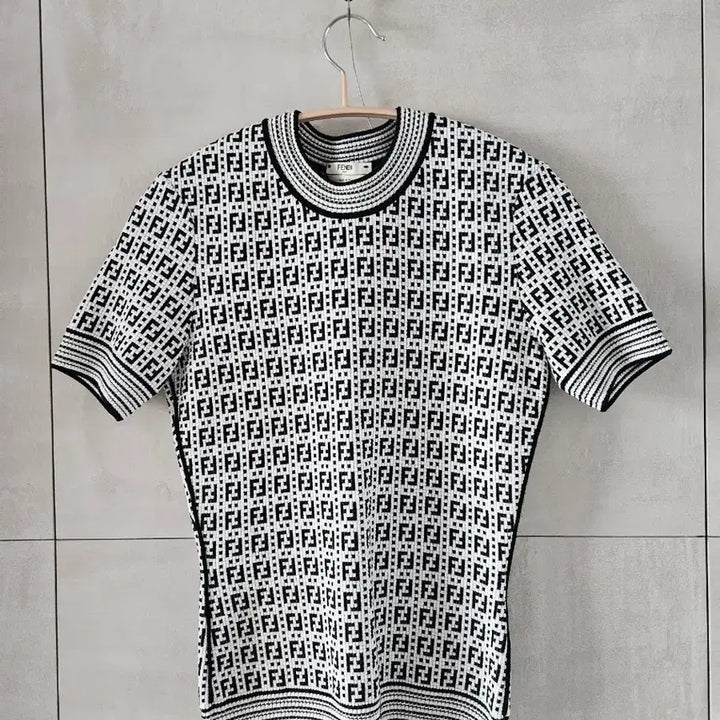 [BUNJANG] Fendi Genuine FF Logo Short Sleeve Knit Black/White / 펜디정품 로고 반팔 니트 블랙/화이트 정품