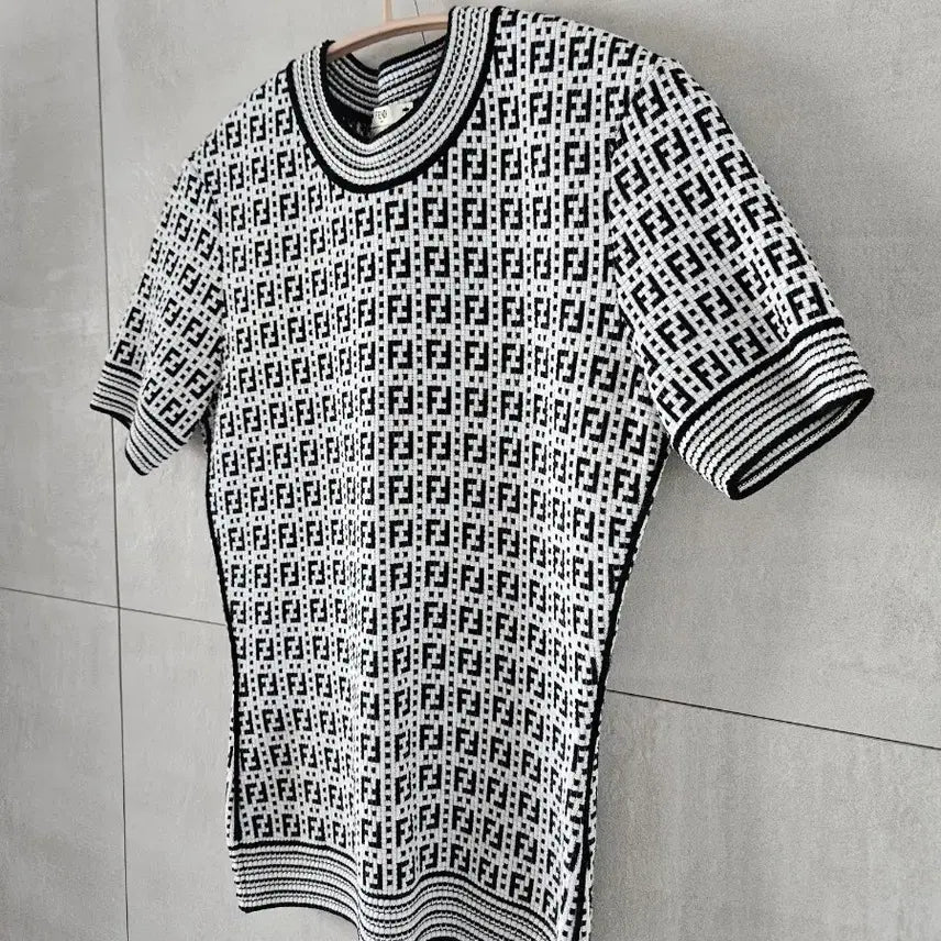 [BUNJANG] Fendi Genuine FF Logo Short Sleeve Knit Black/White / 펜디정품 로고 반팔 니트 블랙/화이트 정품