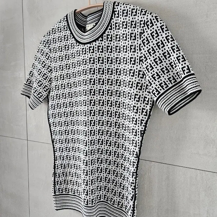 [BUNJANG] Fendi Genuine FF Logo Short Sleeve Knit Black/White / 펜디정품 로고 반팔 니트 블랙/화이트 정품