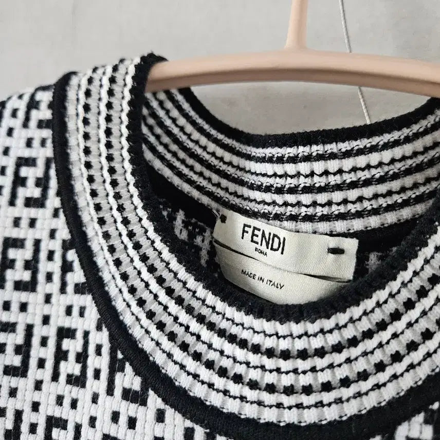 [BUNJANG] Fendi Genuine FF Logo Short Sleeve Knit Black/White / 펜디정품 로고 반팔 니트 블랙/화이트 정품