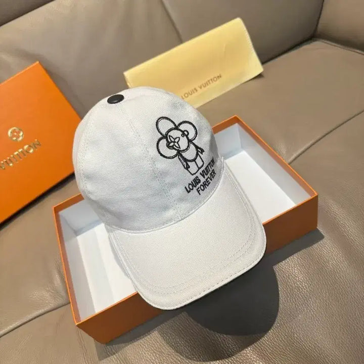 [SOLD OUT] 루이비통 흰색 볼캡 모자