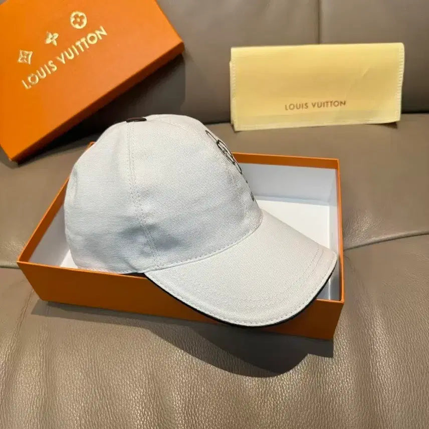 [SOLD OUT] 루이비통 흰색 볼캡 모자