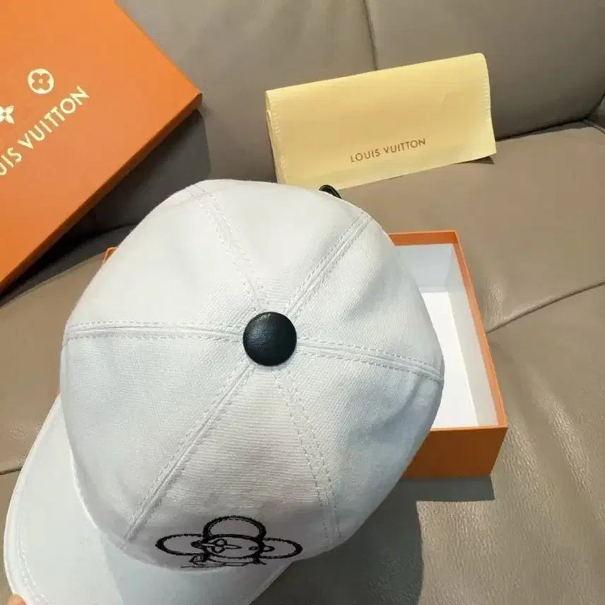 [SOLD OUT] 루이비통 흰색 볼캡 모자