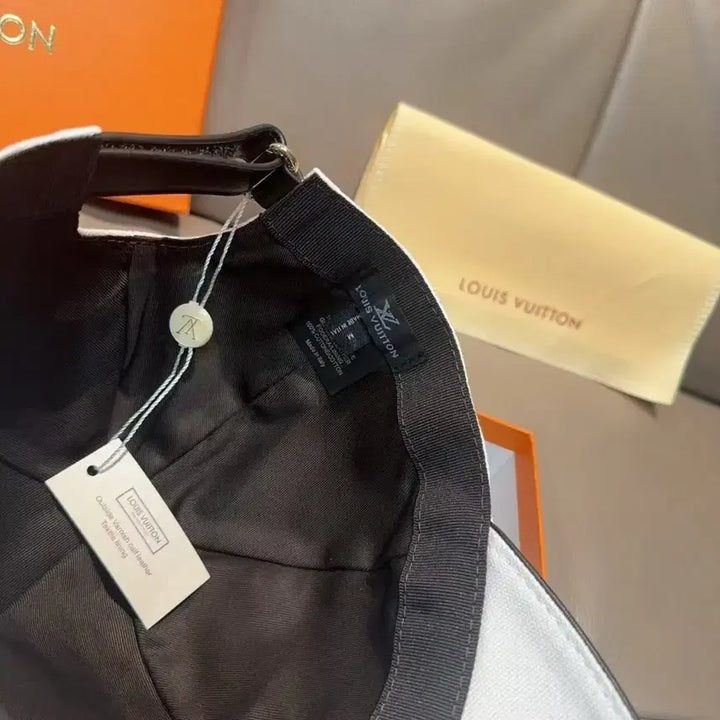 [SOLD OUT] 루이비통 흰색 볼캡 모자