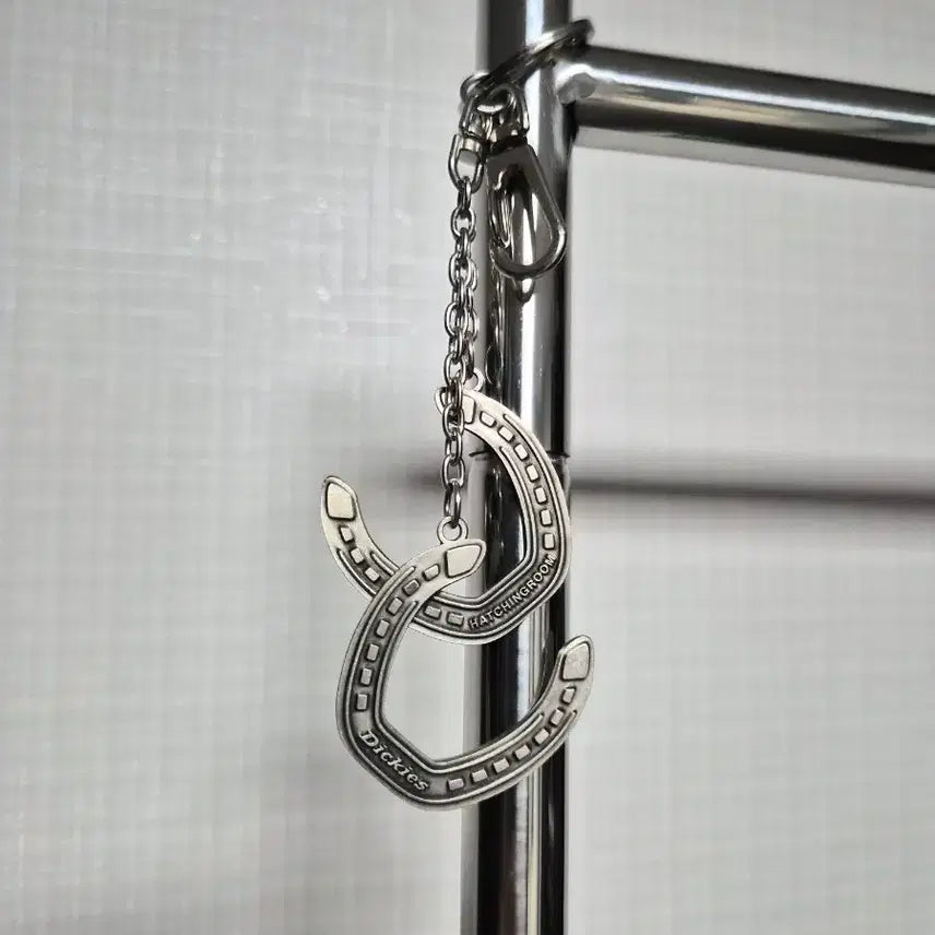 [BUNJANG] HAYN.TREAT Dickies Horse Shoes Keychain / 해칭룸 디키즈 홀스 슈즈 키링