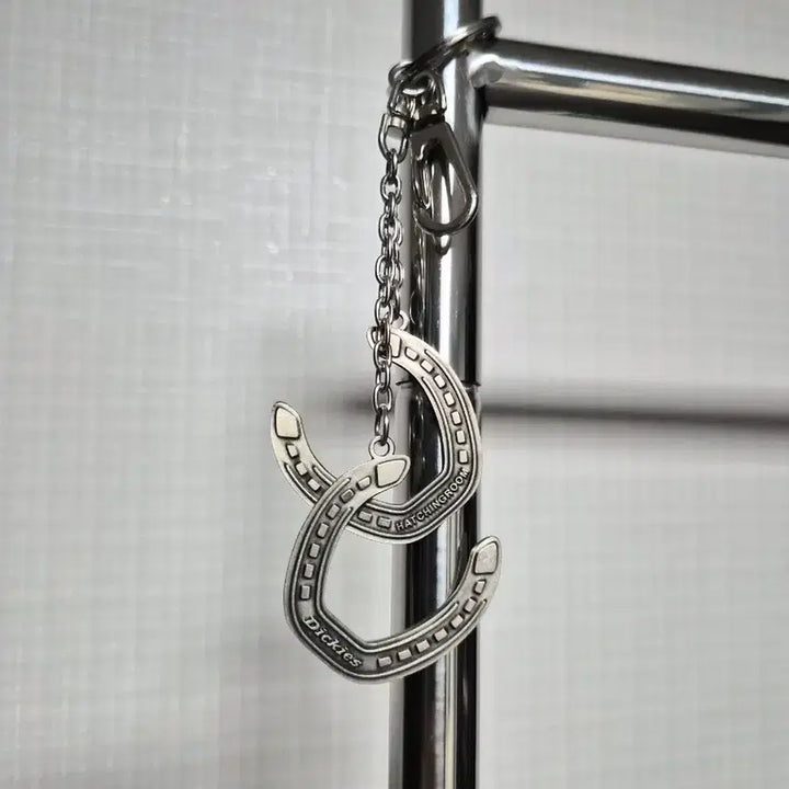 [BUNJANG] HAYN.TREAT Dickies Horse Shoes Keychain / 해칭룸 디키즈 홀스 슈즈 키링
