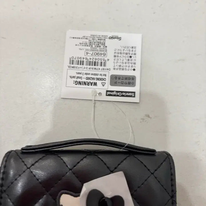 [SOLD OUT] 키티 오리지널 퀼트 블랙 지갑
