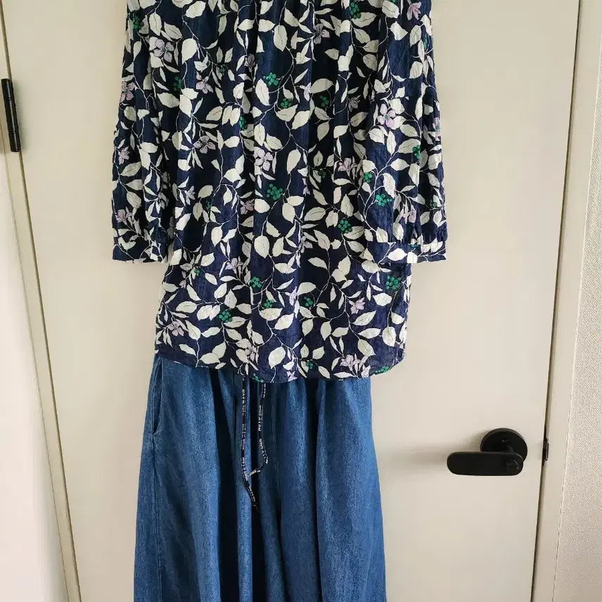 [BUNJANG] Navy Flower Blouse / 플라워 블라우스